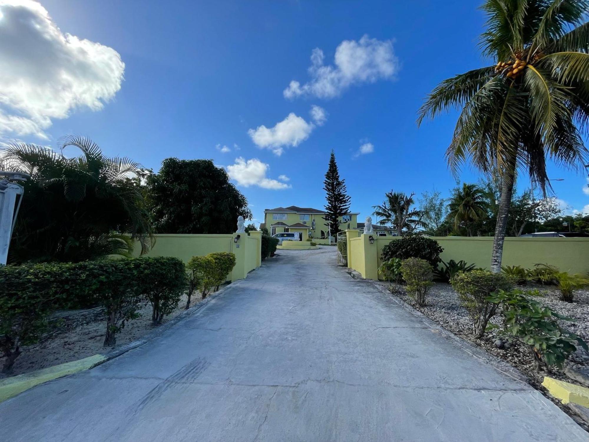 Golden Palms House Bed & Breakfast Nassau Exterior photo