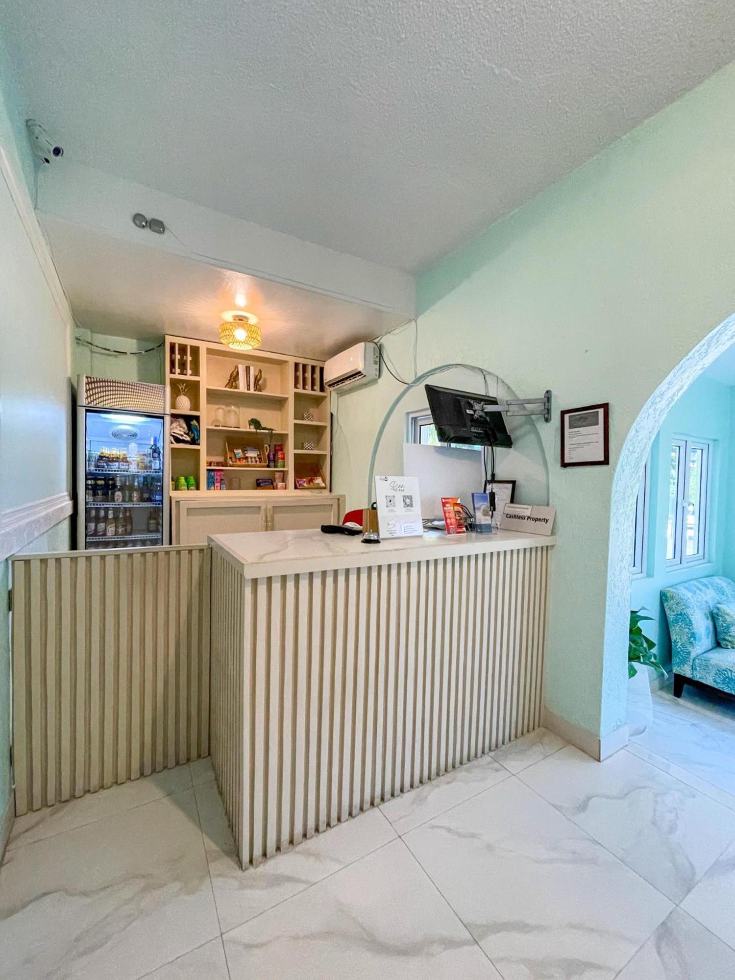 Golden Palms House Bed & Breakfast Nassau Exterior photo