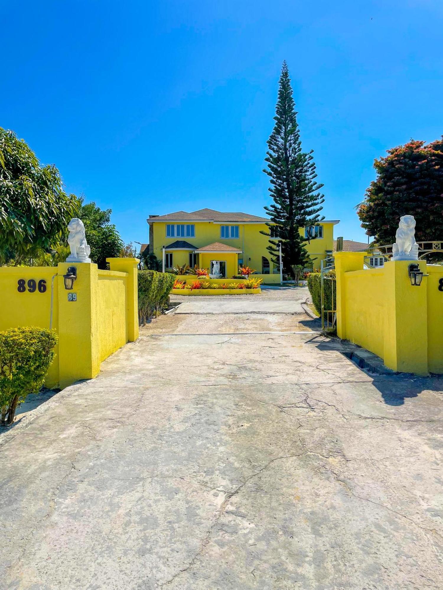 Golden Palms House Bed & Breakfast Nassau Exterior photo