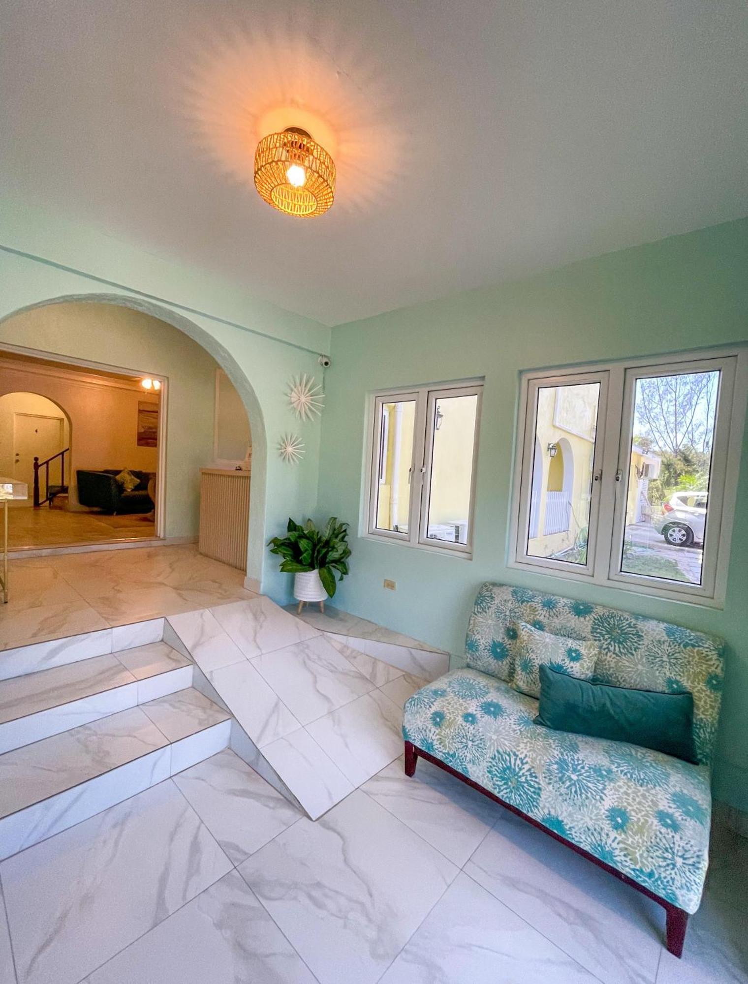 Golden Palms House Bed & Breakfast Nassau Exterior photo