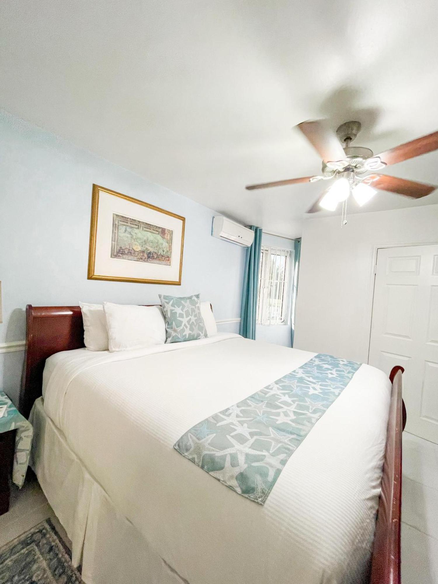 Golden Palms House Bed & Breakfast Nassau Exterior photo