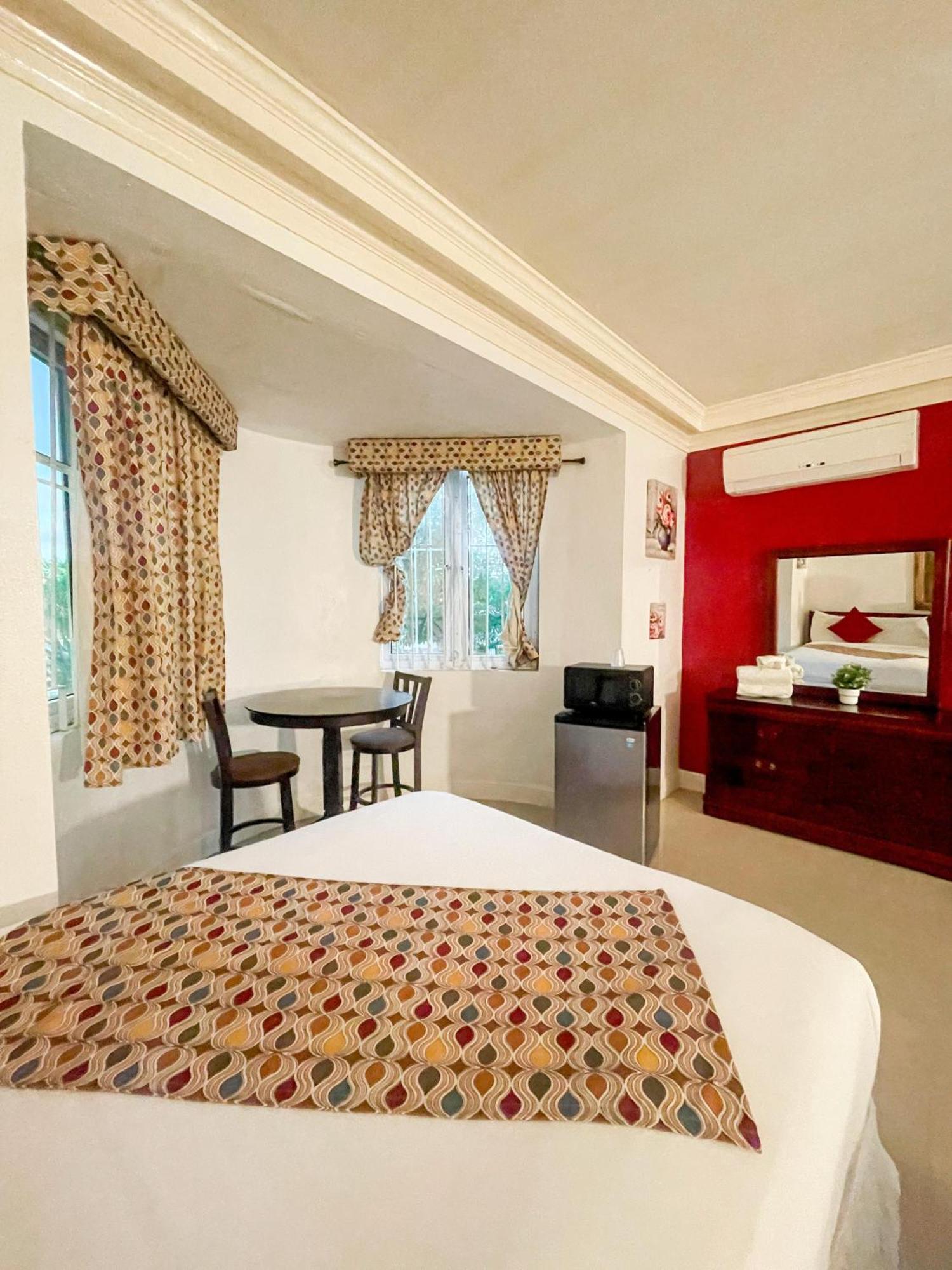 Golden Palms House Bed & Breakfast Nassau Exterior photo