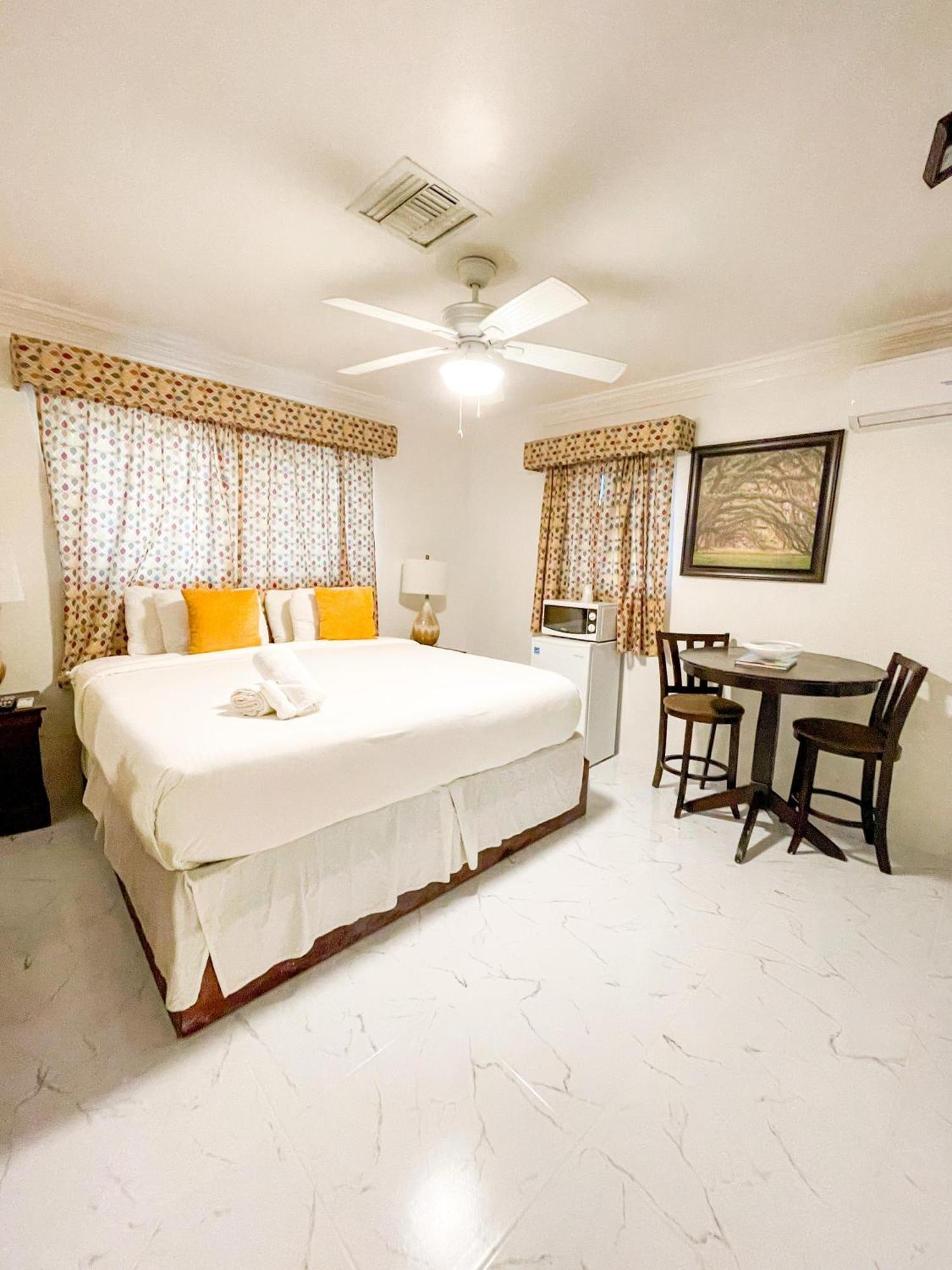 Golden Palms House Bed & Breakfast Nassau Exterior photo
