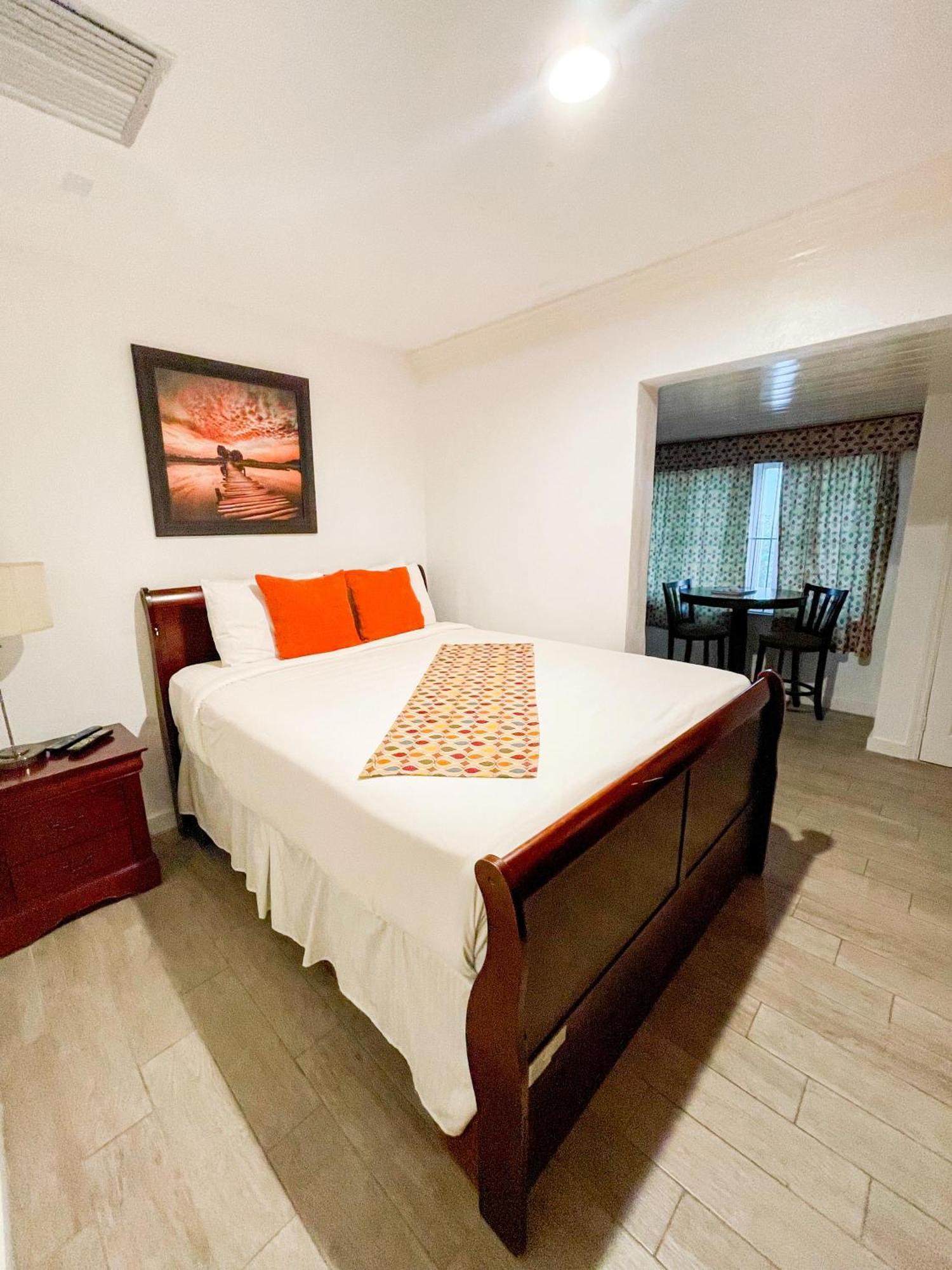 Golden Palms House Bed & Breakfast Nassau Exterior photo