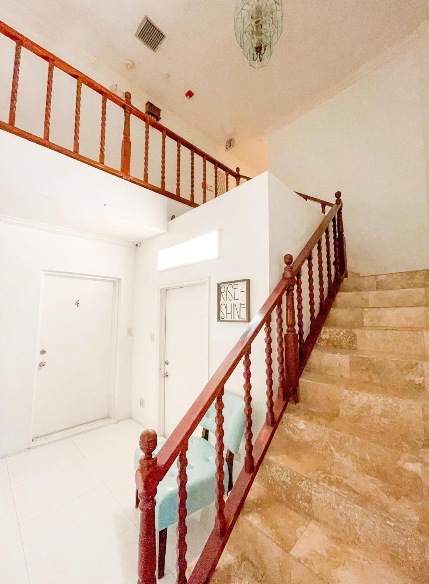 Golden Palms House Bed & Breakfast Nassau Exterior photo