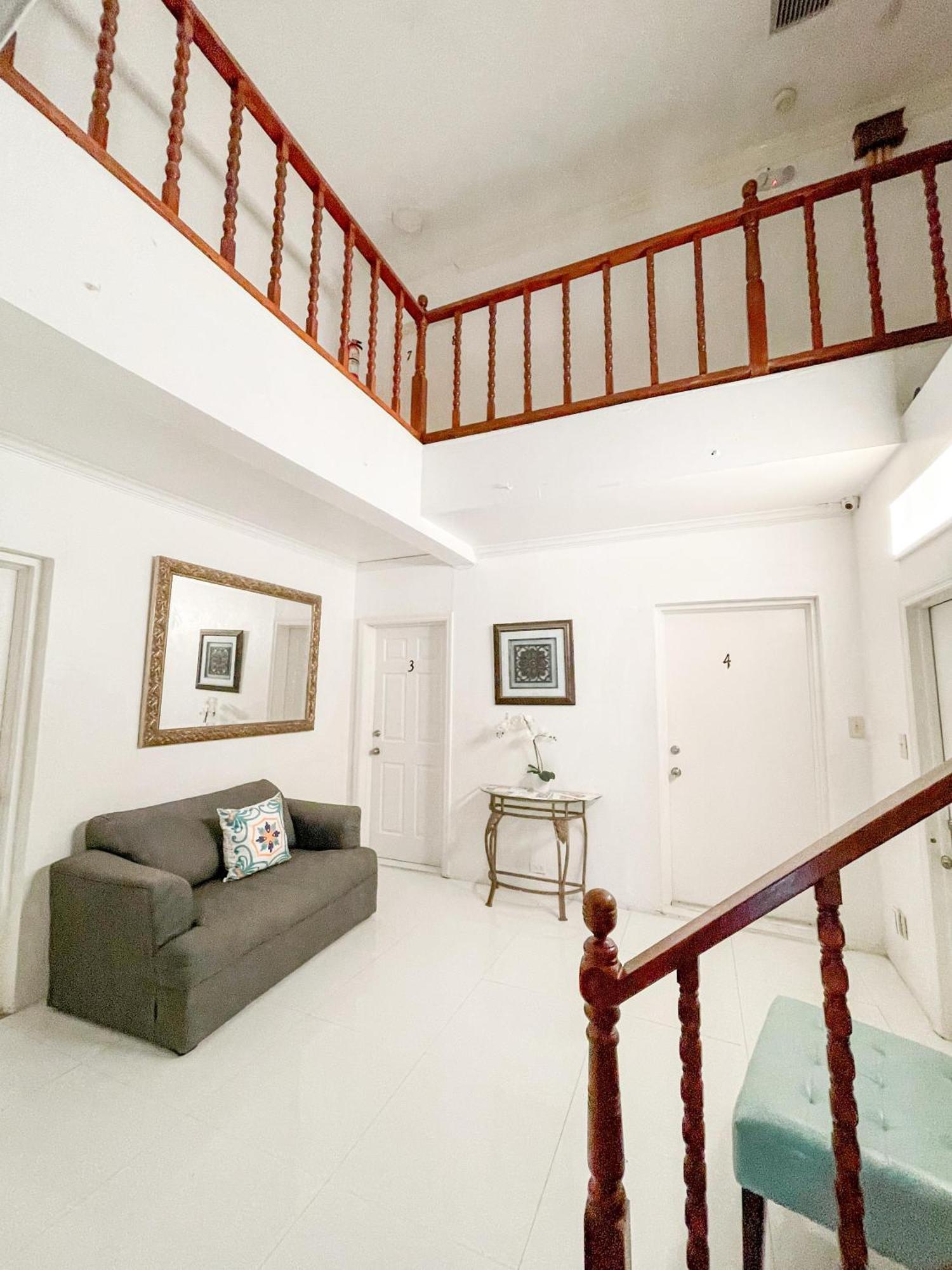 Golden Palms House Bed & Breakfast Nassau Exterior photo