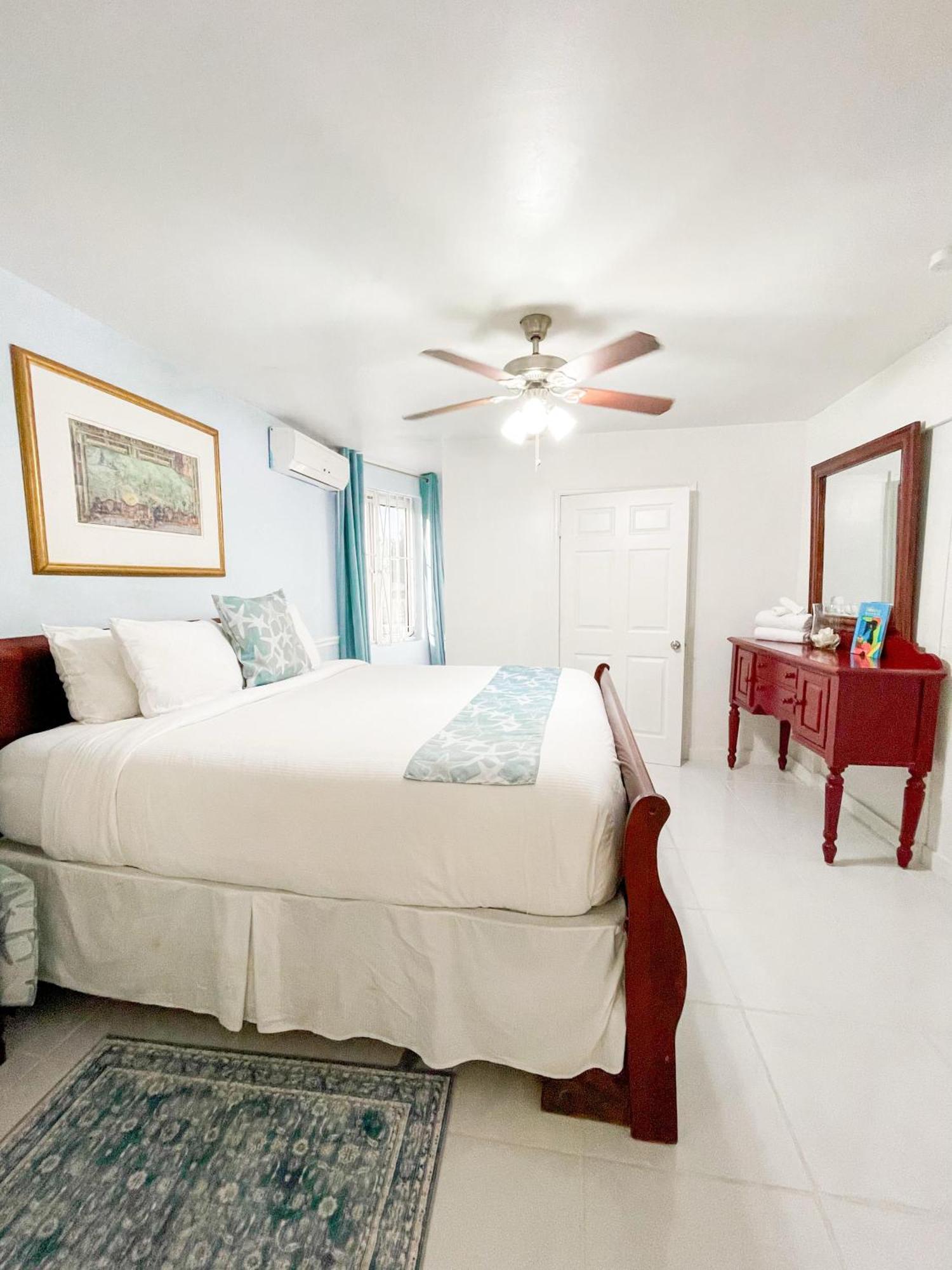 Golden Palms House Bed & Breakfast Nassau Exterior photo