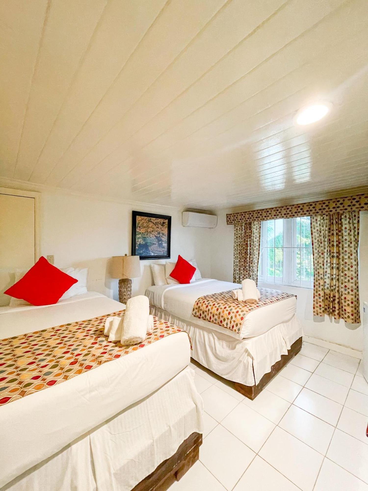 Golden Palms House Bed & Breakfast Nassau Exterior photo