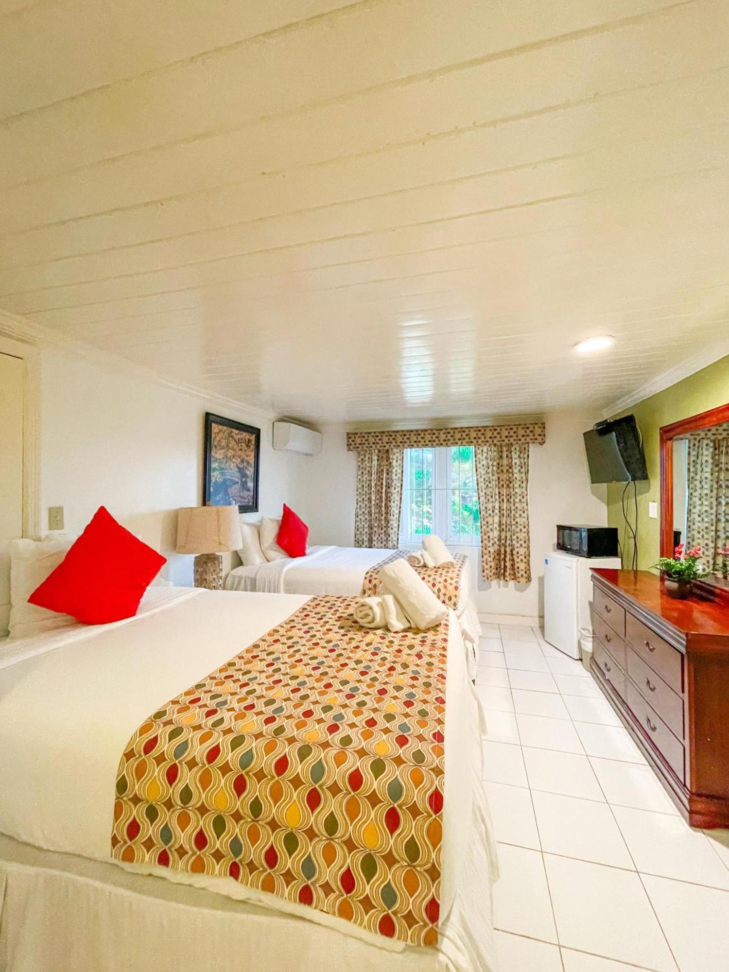 Golden Palms House Bed & Breakfast Nassau Exterior photo