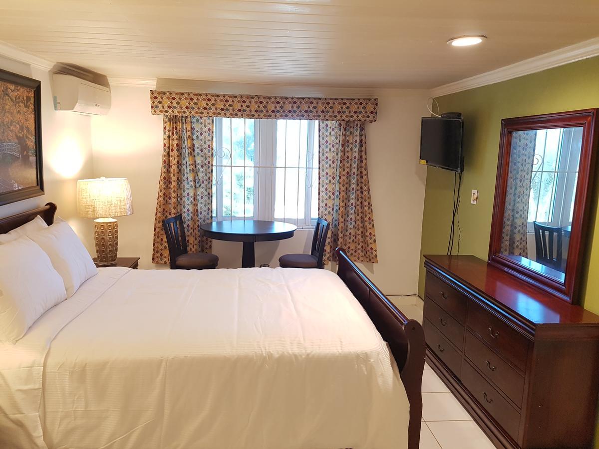 Golden Palms House Bed & Breakfast Nassau Exterior photo