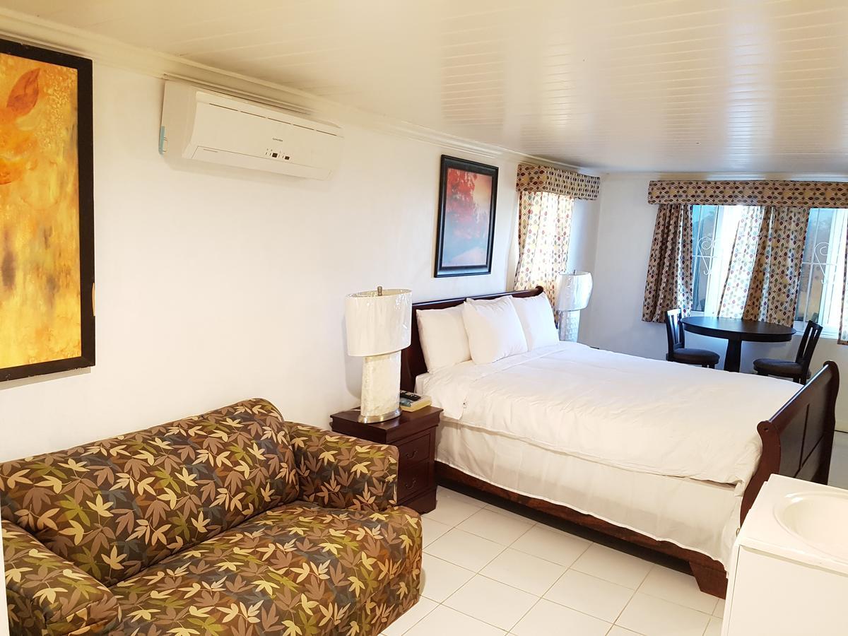 Golden Palms House Bed & Breakfast Nassau Exterior photo