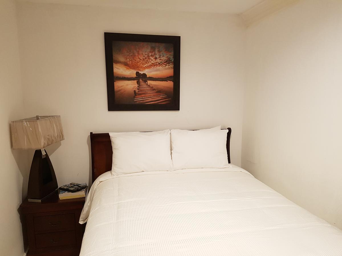 Golden Palms House Bed & Breakfast Nassau Exterior photo