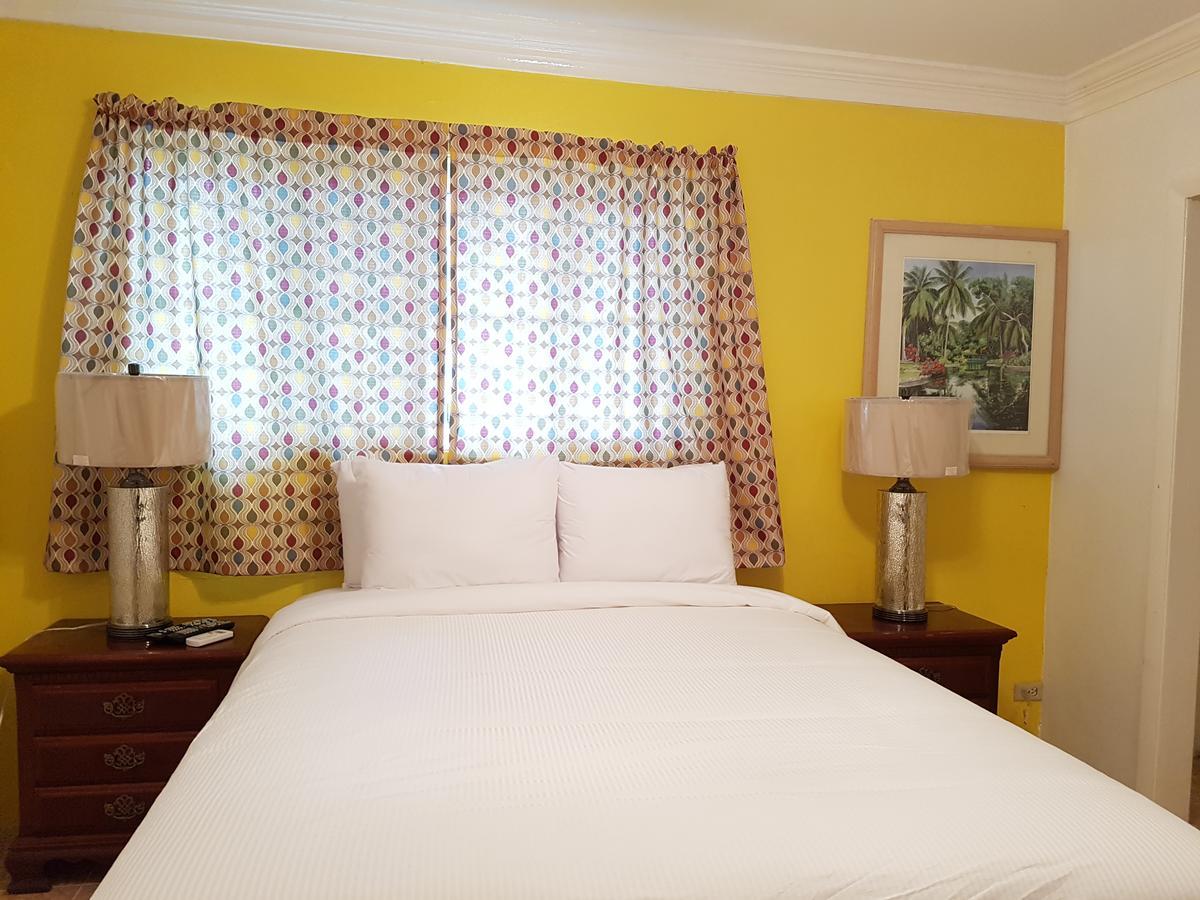 Golden Palms House Bed & Breakfast Nassau Exterior photo